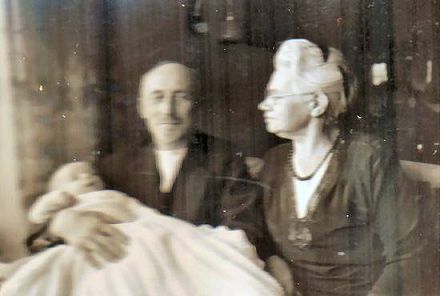 grootouder Blom met baby Carel 1936